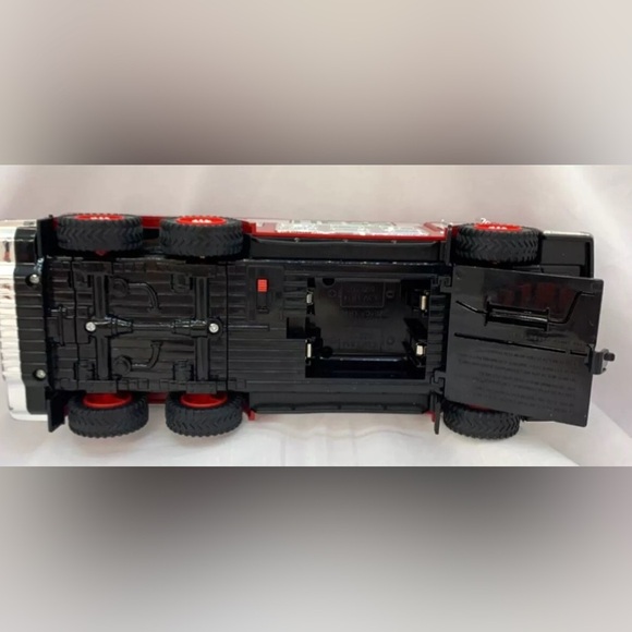 HESS 2005 Emergency Fire Truck -Model HESS2005 - Collectible Toy- Tested works - Picture 6 of 6